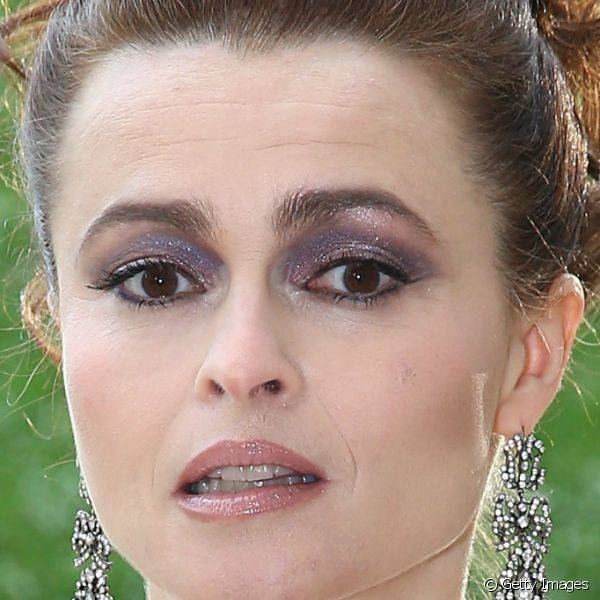 Helena Bonham Carter destacou os olhos com sombra azul marinho, que harmonizava com seu vestido